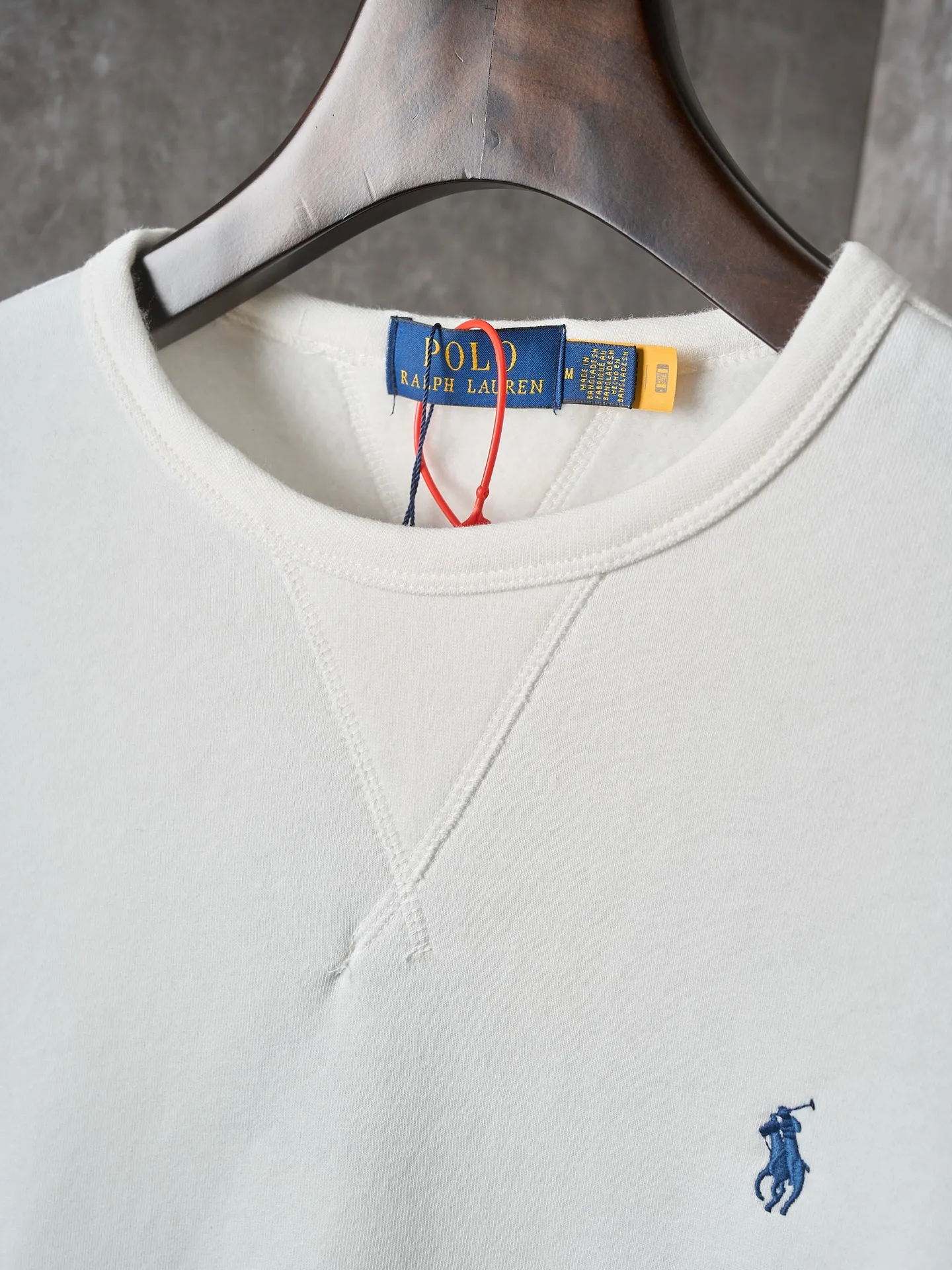 P290 Actual auction】Ralph Lauren/Ralph Lauren solid color pony logo embroidered round neck sweatshirt (white) [Ready stock] S M L XL custom cloud-like honey cotton fleece sweatshirt material with delicate feel and comfortable skin fit. Dressed in pure white, it exudes an innate elegance. The exquisite indigo pony logo is embellished. It is highly recognizable. It has an atmosphere of freedom and vitality. A symphony of pure and smart colors. Use extreme simplicity to outline high-end silhouettes, become the smart focus of vision, and show taste in silence. Use imported machine embroidery technology. Use advanced computer control systems and precision mechanical components to achieve the iconic pony embroidery operation. High precision. The lines are smooth and delicate. Adopt Hasuo technology and use specific machines to sew. Hasuo has high fastness and adds visual effects. It is time-consuming and labor-intensive. The fabrics have been washed and have a better texture. They are not easy to deform and are not easy to shrink. Not easy to fade, maintain long-term beauty, and fit well.
